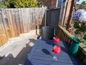 Outdoor dining - Harbour View, Whitby (Whitby)