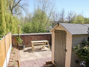 Outdoor dining - Willow View, Shrewsbury (Shrewsbury)