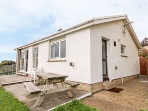 Outdoor dining - Valley High Retreat in Solva (Haverfordwest)