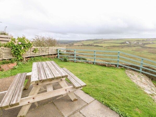Outdoor dining - Valley High Retreat in Solva (Haverfordwest)