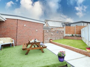 Outdoor dining - Charming Bryn Hafod in Deganwy (Conwy)