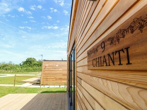 A wooden building with the number 9 and the name 'CHIANTI' carved into the wall. - Chianti, Seaview Retreat in Pondwell (Ryde)