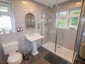 Shower - Sunningdale: A Charming Retreat (Ludlow)