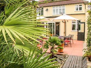 Outdoor dining - Sunningdale: A Charming Retreat (Ludlow)