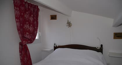 Bed and Breakfast 'Gîte Du Milieu' with Shared Garden and Wi-Fi