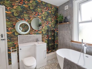 Shower - 3 Auborough Street, Scarborough (Scarborough)