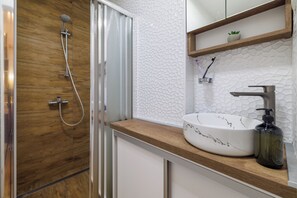 Shower, towels, soap - Modern vacation apartment with large terrace and private parking space (Crikvenica)