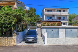 Exterior - Modern vacation apartment with large terrace and private parking space (Crikvenica)