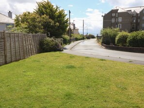 Property grounds - Min Y Traeth, Criccieth (Criccieth)