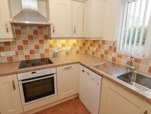 Dishwasher, high chair - Charming Meadow Croft Retreat (Haverfordwest)