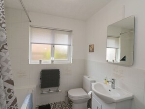 Shower - Castelain rests in Flamborough (Bridlington)