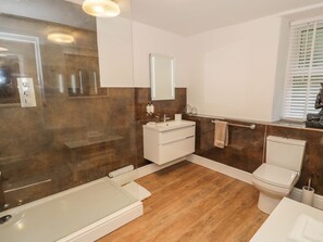 Shower - LLYS MADOC: Spacious Haven (Porthmadog)