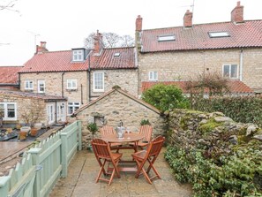 Outdoor dining - Bay Tree Cottage, Pickering (Pickering)