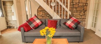 MAGPIE COTTAGE, Exposed brick wall, WiFi, Morpeth