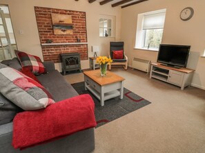 Living area - MAGPIE COTTAGE, Exposed brick wall, WiFi, Morpeth (Morpeth)
