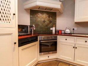 Dishwasher, high chair - Woodside Cottage in Yorkshire. (Skipton)