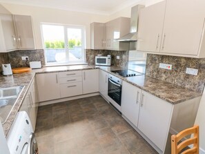 Private kitchen - Charming Mill View Retreat in Neyland (Milford Haven)