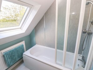 Shower - Charming Mill View Retreat in Neyland (Milford Haven)