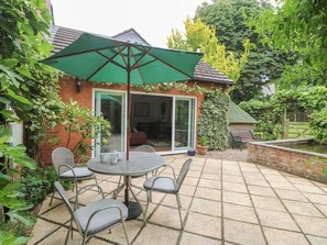 Outdoor dining - Lansdowne Lodge, Market Rasen (Market Rasen)