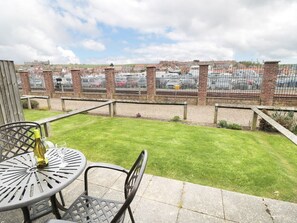 Outdoor dining - Stephenson Cottage, Whitby (Whitby)