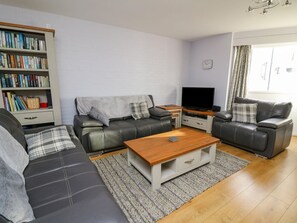 Living area - 1 St. Marys Court, Tenby (Tenby)
