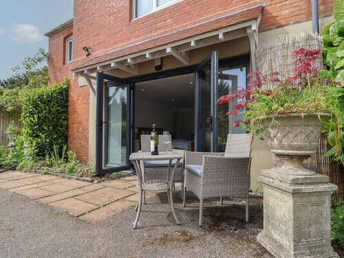 The Hideaway, Uplyme, Devon. Sleeps 2