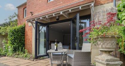 The Hideaway, Uplyme, Devon. Sleeps 2