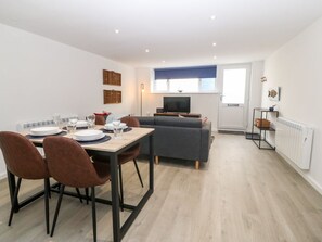 Dining - 2 Dew Street, Menai Bridge (Menai Bridge)