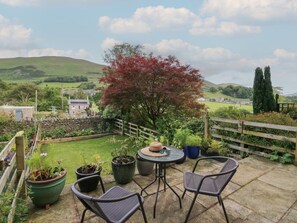 Outdoor dining - 3 Mountain View is in Sedbergh (Sedbergh)