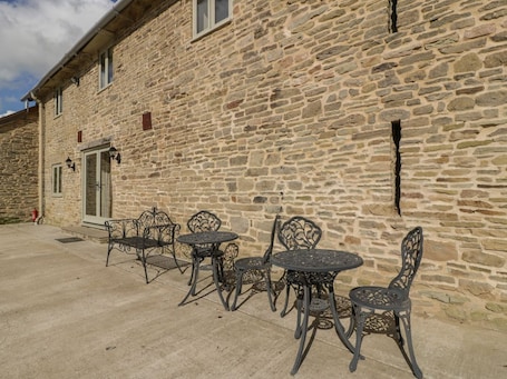 Outdoor dining. Timber Barn, Eardisland