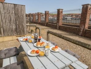 Outdoor dining - Clickety-Clack Cottage, Whitby (Whitby)