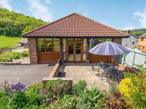 Outdoor dining - The Carthouse, Woolhope (Hereford)