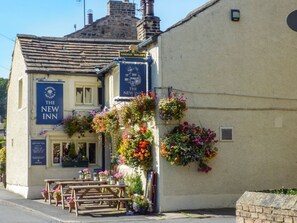 Outdoor dining - The Snug: A Cozy Retreat (Keighley)