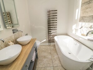 Shower - The Snug: A Cozy Retreat (Keighley)