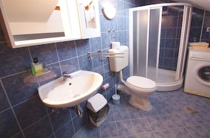 Shower, towels, soap, toilet paper - Penthouse with stunning sea views - just 200 m to the beach (Crikvenica)