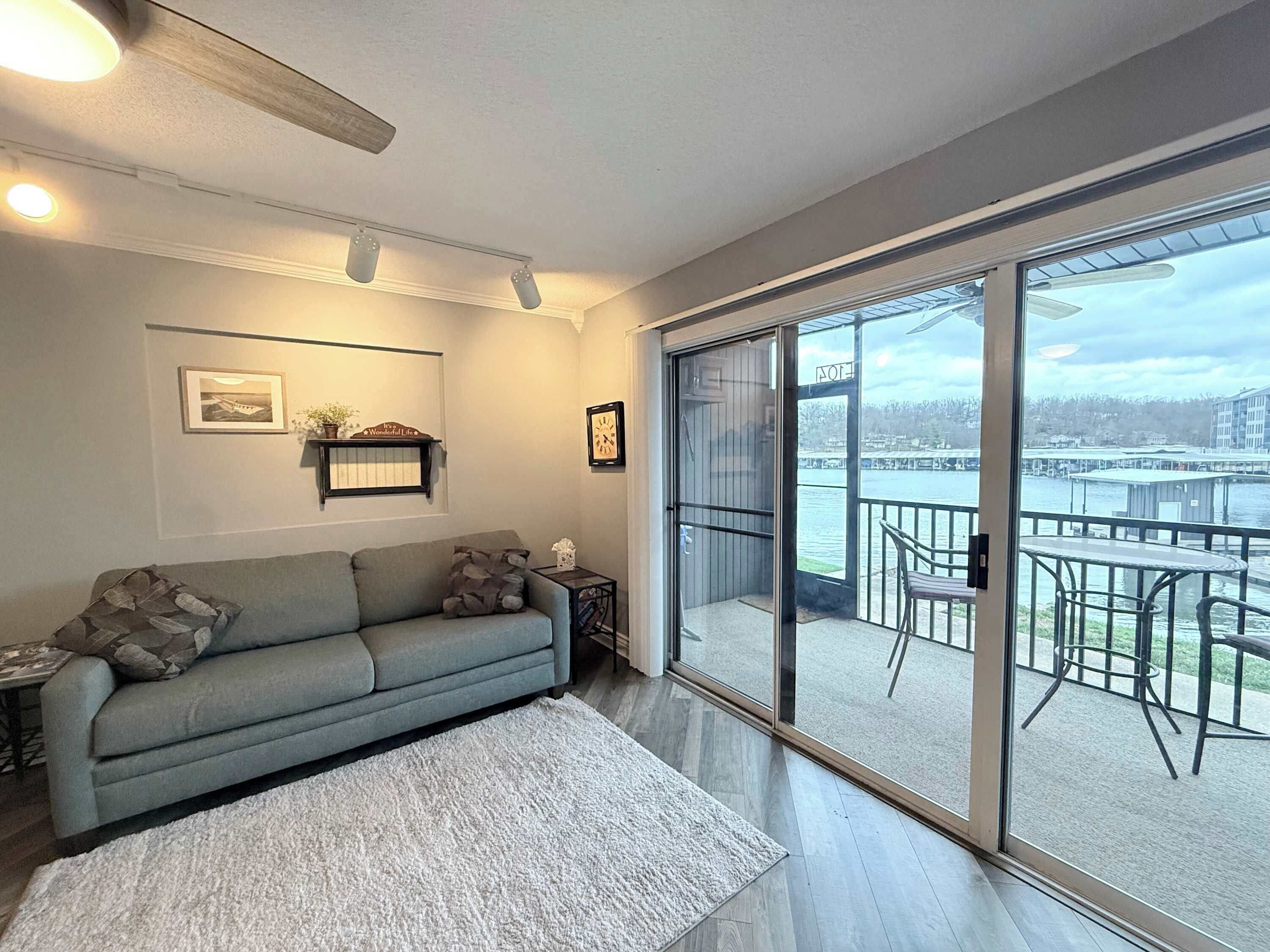 Condo, 1 grand lit et 1 canapé-lit, balcon (Harbor Hideout) | Aire de séjour