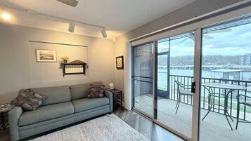 Condo, 1 grand lit et 1 canapé-lit, balcon (Harbor Hideout) | Aire de séjour