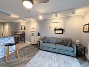 Living area - Harbor Hideout Waterfront (Osage Beach)