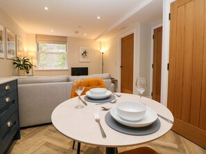 Dining - 28 Rock Mill Holiday Apartments (Hope Valley)