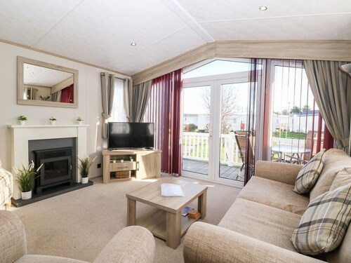Snape Lodge: A Cozy Retreat in Towyn