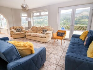Living area - The Willows Denbighshire 4-bed (Llangollen)