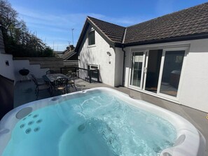 Outdoor dining - The Brambles Monmouth. Hot tub (Monmouth)
