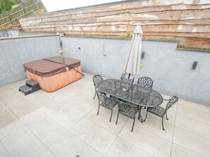 Outdoor dining - The Brambles Monmouth. Hot tub (Monmouth)