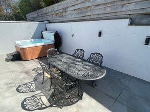 Outdoor dining - The Brambles Monmouth. Hot tub (Monmouth)