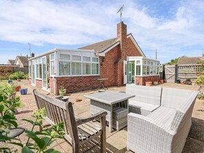 Outdoor dining - 32 Queen Elizabeth Drive, WiFi (King's Lynn)