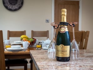 Eine Flasche Taittinger Champagner auf einer Marmorplatte, dazu zwei Weingläser.