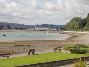 Beach - Ty Cuddfan, Llangoed (Beaumaris)
