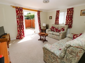 A living room with a sofa set, a television, and a table with a lamp. - Charming Westmount in Ryde, Isle of Wight (Ryde)