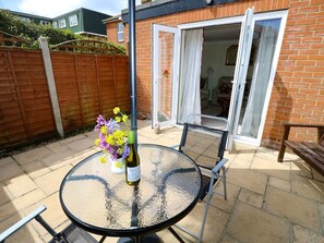 Outdoor dining - Charming Westmount in Ryde, Isle of Wight (Ryde)