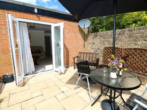 Outdoor dining - Charming Westmount in Ryde, Isle of Wight (Ryde)